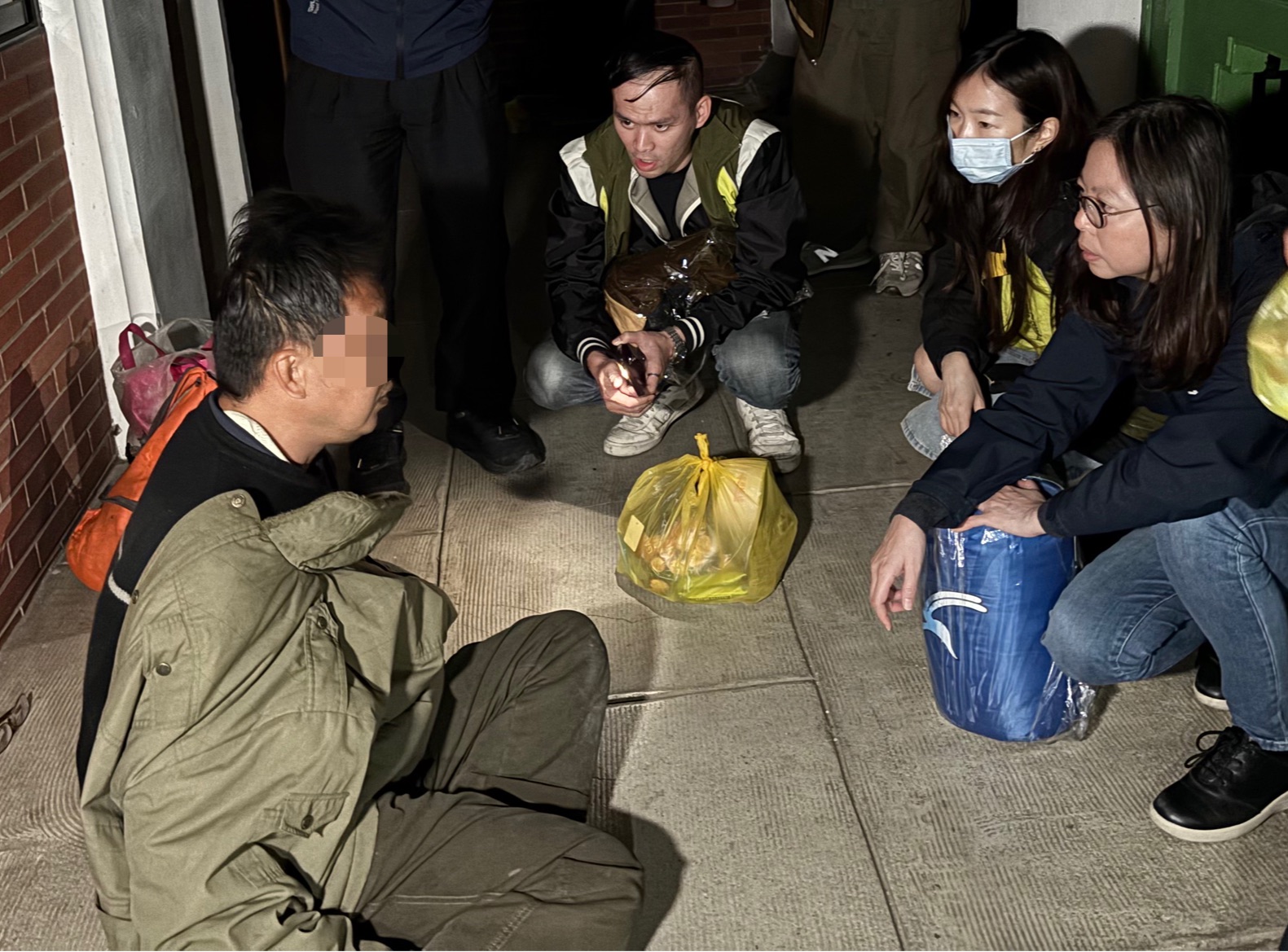 低溫期間加強關懷發放熱食及保暖物資圖