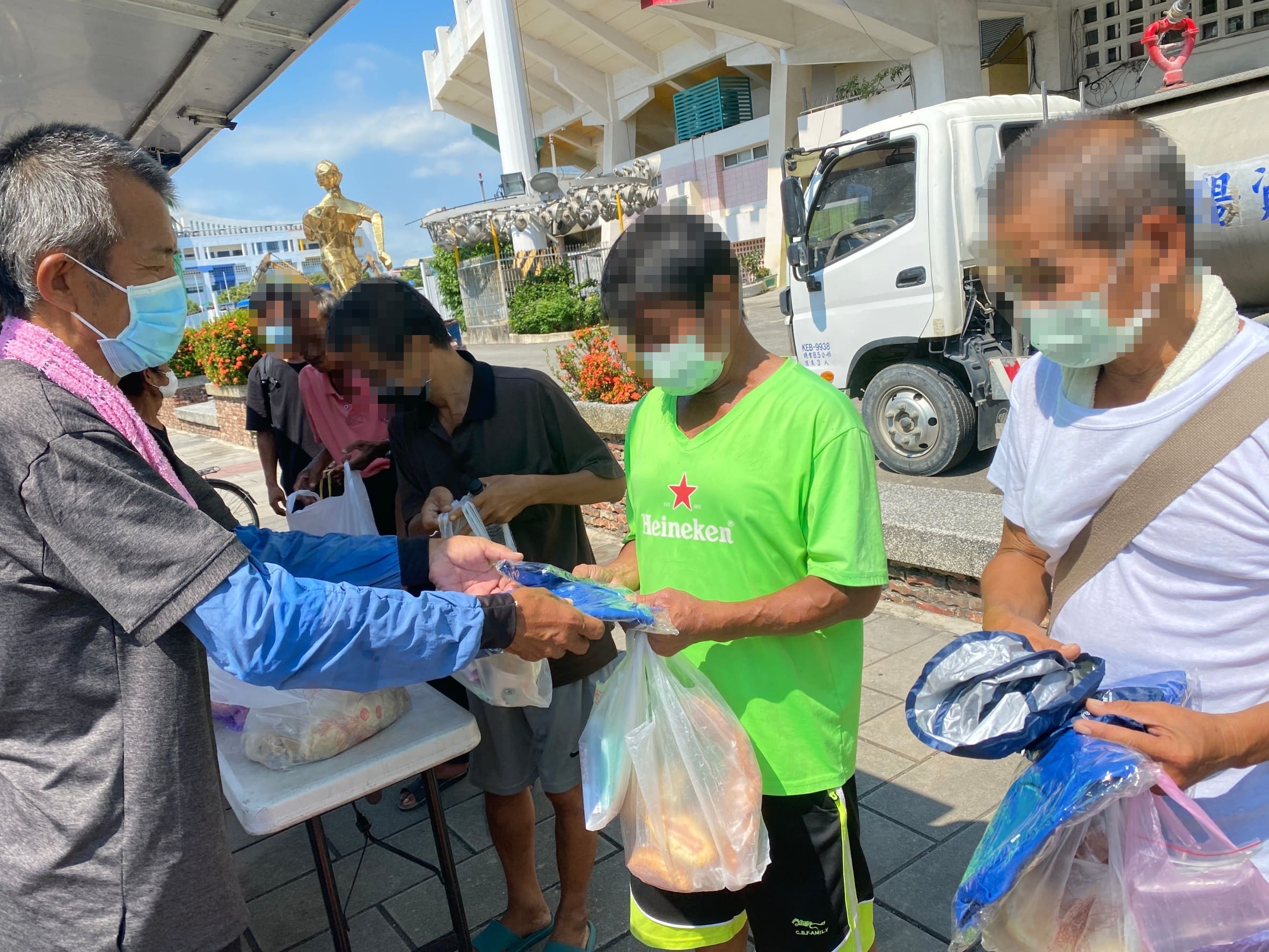 本局街友服務中心於高溫期間提供涼感衣圖